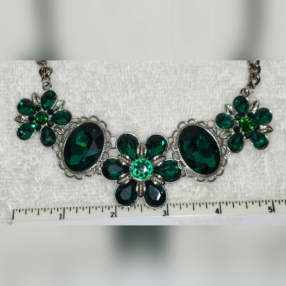 CATO Emerald Jeweled Statement Necklace - Picture 7 of 9